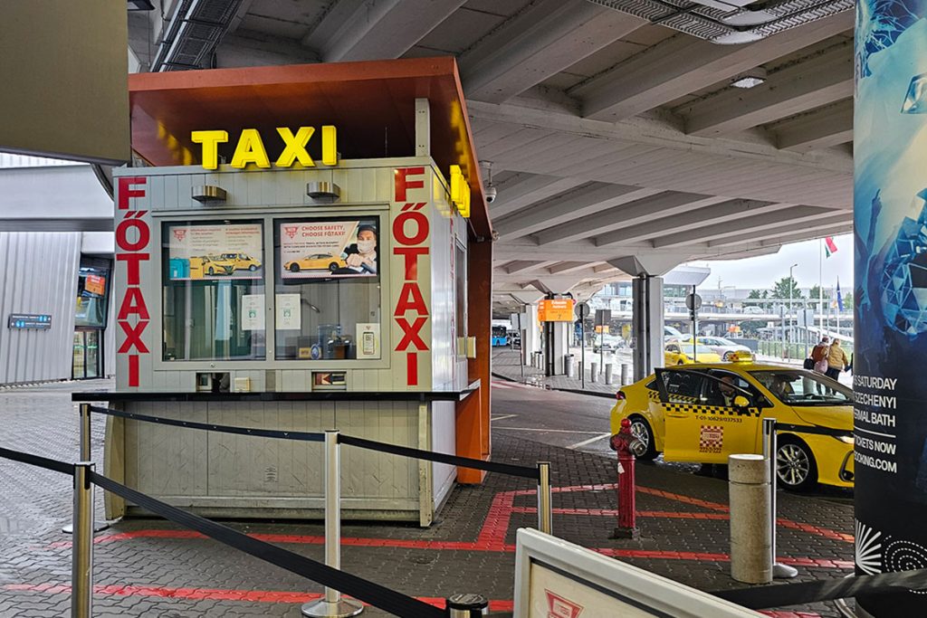 Főtaxi information desk at Budapest Airport Arrivals Level