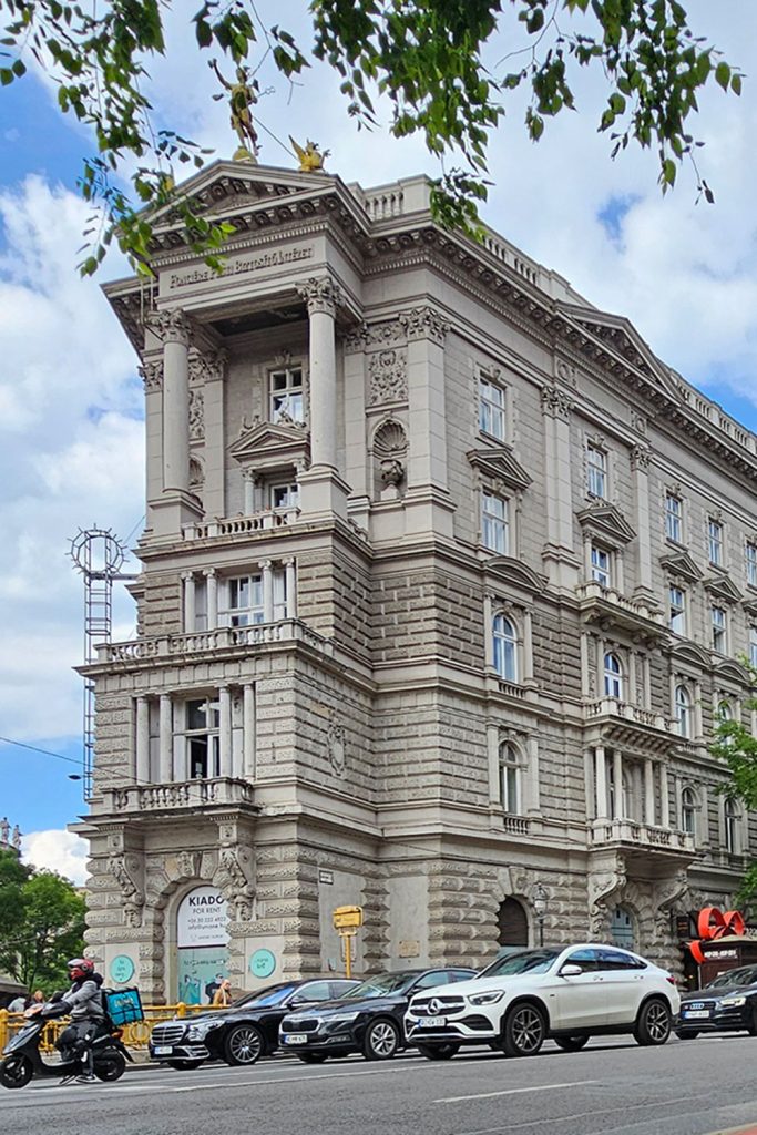 the Neo-Renaissance building of the Fonciére Mansion on the corner of Andrássy Road and Bajcsy-Zsilinszky street 