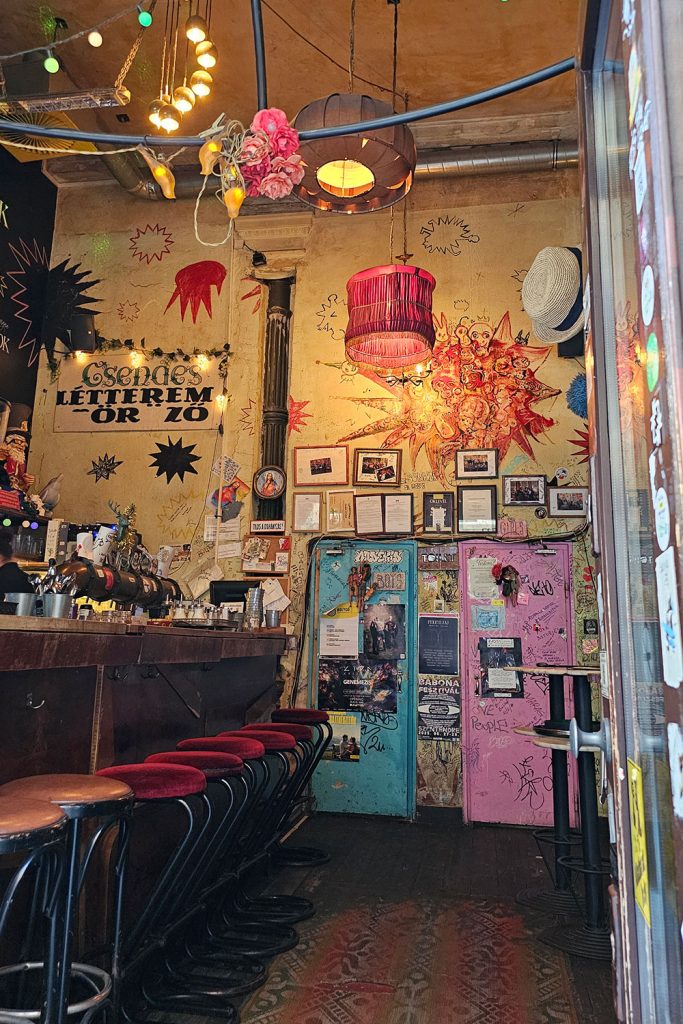 the entrance of Csendes Létterem in Budapest