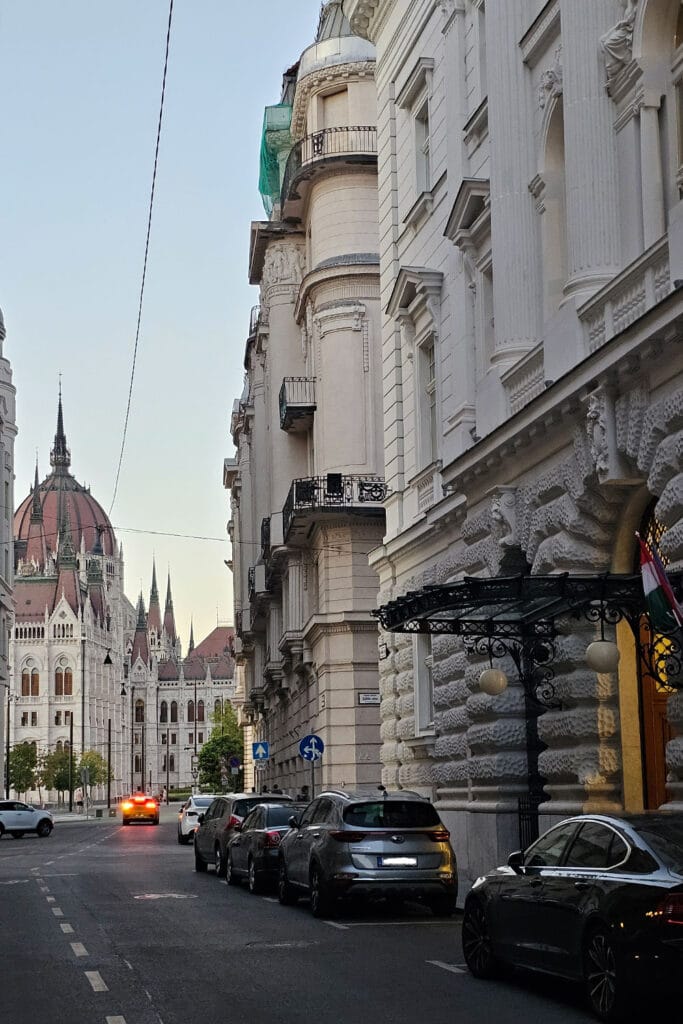 the entrance of Áurea Ana Palace with the Parliament in the background