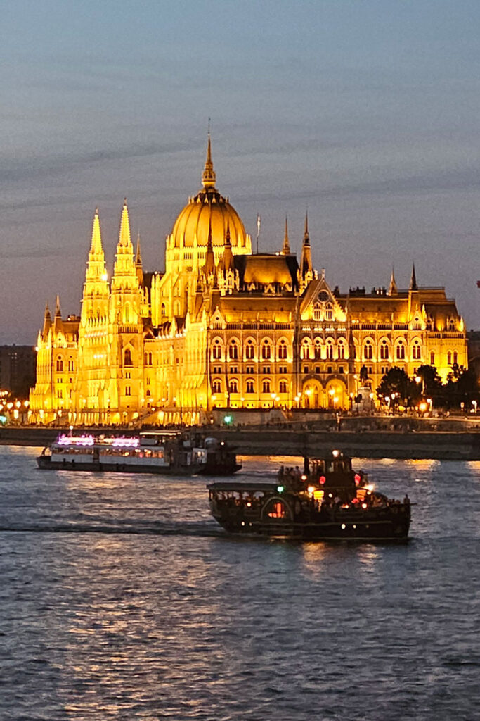 Kisfaludy paddle steamer in the evening in front of the illuminated parliament