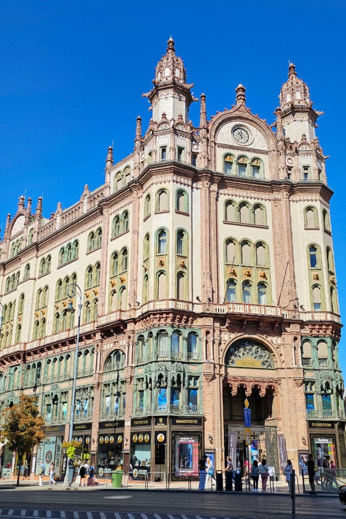 the building where Párisi Passage Café is found